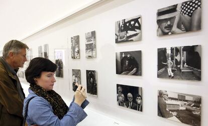 Varias personas visitan la exposición fotográfica 'Dennis Hopper - El Álbum Perdido' en el Martin Gropius Bau en Berlín (Alemania)