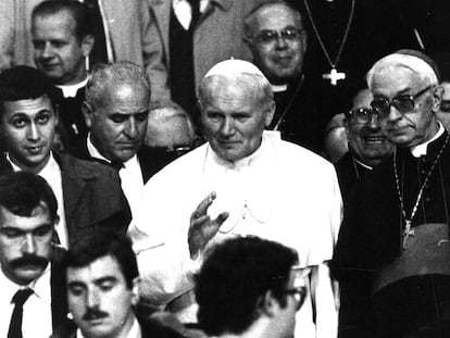 El papa Juan Pablo II, con el cardenal Vicente Enrique y Tarancón, a su llegada a Madrid por su visita a España en octubre de 1982.