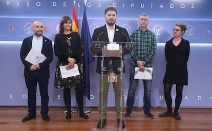 El portavoz de ERC en el Congreso, Gabriel Rufián, junto a los diputados, Néstor Rego (BNG), Laura Borrás (JxCat), Oskar Matute (EH Bildu) y Mireia Vehí (CUP), en la rueda de prensa para explicar las razones por las que no acuden a la apertura de la XIV Legislatura.