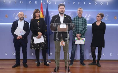 El portavoz de ERC en el Congreso, Gabriel Rufián, junto a los diputados, Néstor Rego (BNG), Laura Borrás (JxCat), Oskar Matute (EH Bildu) y Mireia Vehí (CUP), en la rueda de prensa para explicar las razones por las que no acuden a la apertura de la XIV Legislatura. 