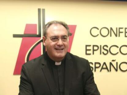 El secretario general de la Conferencia Episcopal Espa&ntilde;ola, Jose Mar&iacute;a Gil Tamayo, presenta el nuevo catecismo.