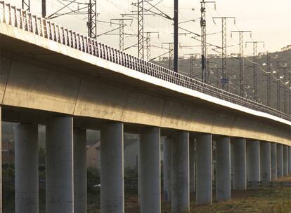 Viaducto de la línea del AVE en Santa Oliva, en El Vendrell (Tarragona).