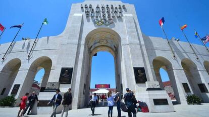 A porta do estádio Los Angeles Momerial Coliseum.