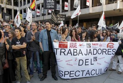 Los actores Guillermo Toledo, Carlos Bardem, Aitana S&aacute;nchez Gij&oacute;n, Miguel Bardem entre otros, se manifiestan frente al ministerio de Cultura, el pasado 29 de mayo.