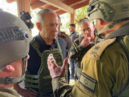 El primer ministro israelí, Benjamín Netanyahu, durante una visita a las tropas en la frontera con Gaza.