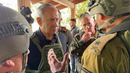 El primer ministro israelí, Benjamín Netanyahu, viste chaleco antibalas en su visita a uno de los kibutz próximos a la frontera con la Franja de Gaza, el pasado día 14.