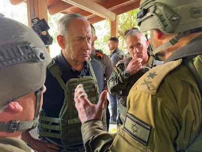 El primer ministro israelí, Benjamín Netanyahu, viste chaleco antibalas en su visita a uno de los kibutz próximos a la frontera con la Franja de Gaza, el pasado día 14.