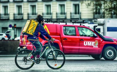 Repartidor de la empresa Glovo, el 15 de marzo en una calle de Madrid.