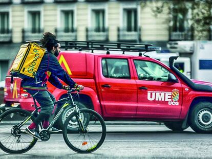 Repartidor de la empresa Glovo, el 15 de marzo en una calle de Madrid.