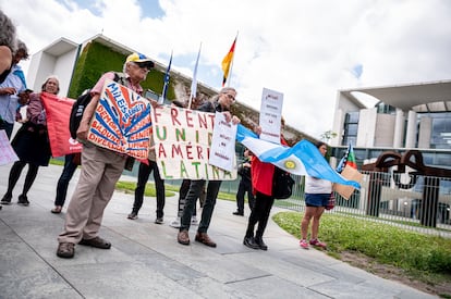 Manifestantes protestan frente a la Cancillería alemana durante las conversaciones del presidente Javier Milei con el canciller Olaf Scholz el 23 de junio de 2024 en Berlín.