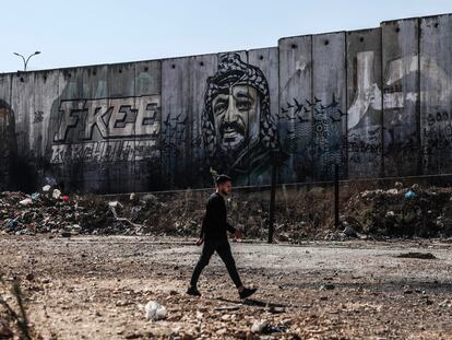 Pintada en el muro cerca de Ramala (Cisjordania) con la imagen del expresidente Yasir Arafat (derecha) y de Marwan Barguti, el preso palestino en cárceles israelíes más popular, el 31 de octubre.