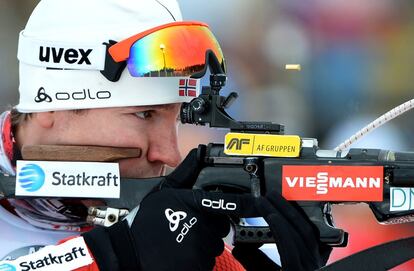 El noruego Emil Helge Svendsen dispara durante el Campeonato del Mundo de Biathlón, en Mesto, República Checa.