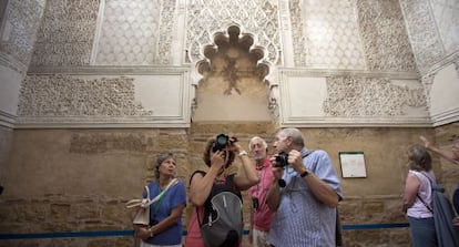 Un grupo de turistas visita la sinagoga tras su reapertura.
