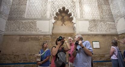 Un grupo de turistas visita la sinagoga tras su reapertura.
