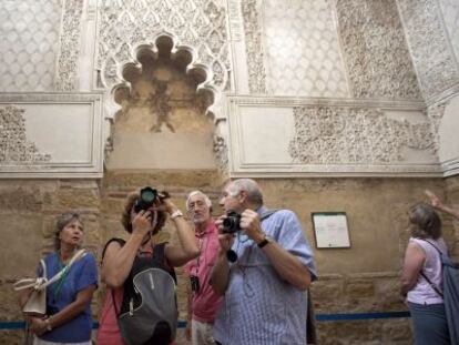 Un grupo de turistas visita la sinagoga tras su reapertura.