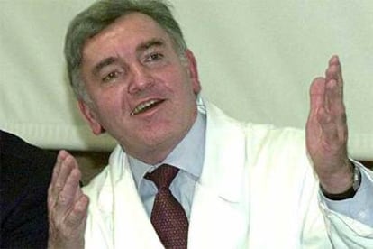 El cirujano Jean-Michel Dubernard, en el hospital Edouard Herriot de Lyón, en 2000.