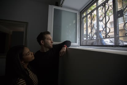 María José Camacho y Thomas Lutz posan junto a una de las ventanas de su domicilio, un semisótano con las ventana a ras de la acera.