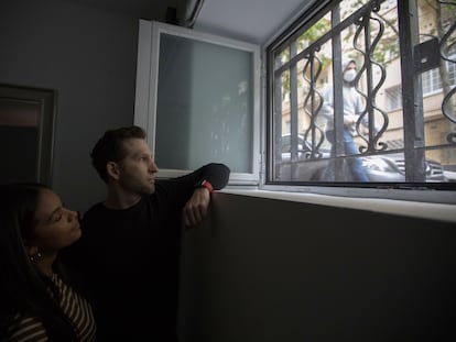 María José Camacho y Thomas Lutz posan junto a una de las ventanas de su domicilio, un semisótano con las ventana a ras de la acera.