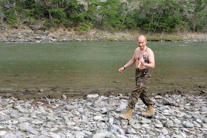 En esta ocasión el mandatario ruso pescaba en el río Khechik en 2007 de esta guisa.