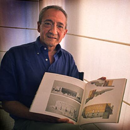 Manuel Portaceli, en su estudio de Valencia, con una revista sobre el teatro romano de Sagunto.