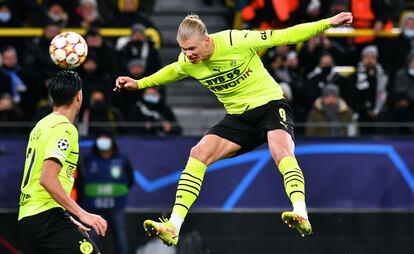 El noruego Erling Haaland cabecea el balón en el partido de Champions contra el Besiktas.