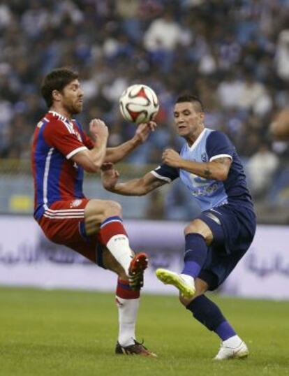 Xabi Alonso pugna con Neves en el duelo amistoso contral Al-Hilal, en Riad.