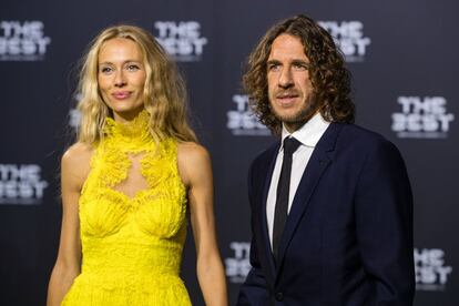 Carles Puyol, con su pareja Vanessa Lorenzo, madre de sus dos hijas.