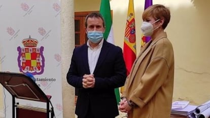 Julio Millán (PSOE), en su etapa como alcalde de Jaén, junto a una edil de Ciudadanos.