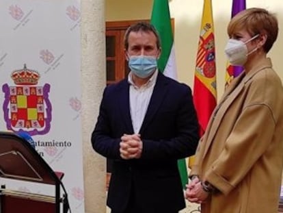 Julio Millán (PSOE), en su etapa como alcalde de Jaén, junto a una edil de Ciudadanos.