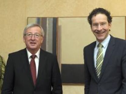 El primer ministro luxemburgués y presidente del Eurogrupo, Jean-Claude Juncker, junto al ministro de Finanzas holandés, Jeroen Dijsselbloem.