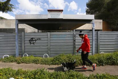 La Comunidad de Madrid quiere devolver a la Tesorería de la Seguridad Social el antiguo hospital Puerta de Hierro, vacío desde que en 2008 el personal se mudó a una nueva sede en Majadahonda. La idea inicial era convertir la mole de 51.300 metros cuadrados en un centro de estancias medias o largas, pero la Comunidad considera que existen suficientes camas hospitalarias para esos cuidados. Hoy es un edificio fantasma.