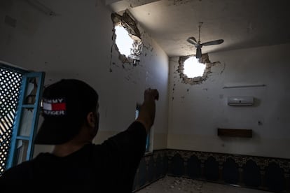 Um membro das brigadas de Trípoli mostra a entrada de um míssil lançado pelas tropas do marechal Hafter em uma mesquita perto da frente.