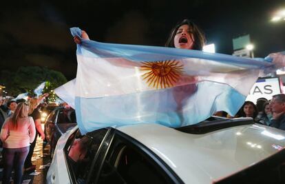 Los partidarios del presidente electo Mauricio Macri pasean con banderas por las calles de Buenos Aires.