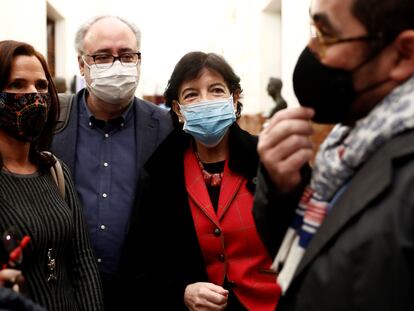 La ministra de Educación (de rojo) con otros diputados, este jueves en el Congreso.