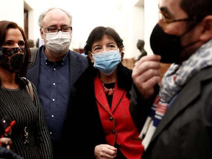 La ministra de Educación (de rojo) con otros diputados, este jueves en el Congreso.