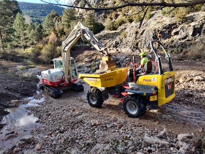 Obras para retirar unos azudes abandonados de antiguos molinos en 2022, en el río Cabrillas, en Guadalajara.