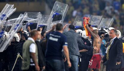 La policía protege a los futbolistas del Galatasaray tras su derrota contra el Fenerbahçe. 