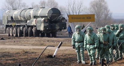 Soldados rusos llevan trajes de protecci&oacute;n qu&iacute;mica en la base de misiles bal&iacute;sticos intercontinentales de Topol en abril de 2010.