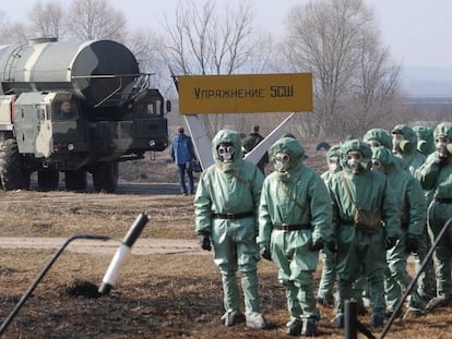 Soldados rusos llevan trajes de protecci&oacute;n qu&iacute;mica en la base de misiles bal&iacute;sticos intercontinentales de Topol en abril de 2010.