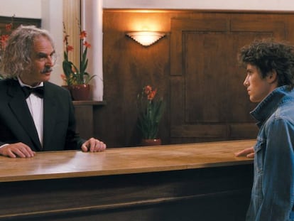 Eugène Green (izquierda), en el cameo que realiza en su película 'Le fils de Joseph'
