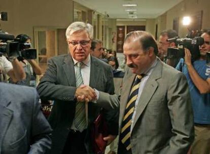 Joan Clos (izquierda) y Vicente Martínez Pujalte, ayer en la comisión del Congreso por el apagón de Barcelona.