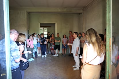 El grupo de visitantes, en el salón de la casa, durante la visita al chalet de Vicente Aleixandre en la calle de Velintonia, 3.