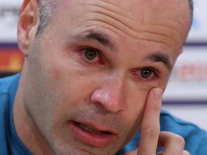 Iniesta se despede do Barcelona entre lágrimas.