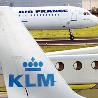 Vista de dos aviones de las aerolíneas KLM y Air France, en el aeropuerto de Amsterdam.