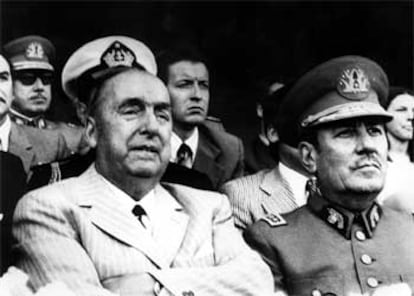 Neruda (izquierda), junto al general Carlos Prats. Detrás, con gafas, Augusto Pinochet. El Premio Nobel de Literatura murió 12 días después del golpe de Estado que derrocó a su amigo y compañero, el presidente Salvador Allende (1973-1990), acongojado por la asonada militar y víctima de
un cáncer.