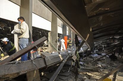 Imagen de los escombros en el edificio de la sede centra del Pemex en la Ciudad de México.