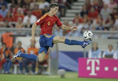 Fernando Torres, con la camiseta de la selección española, golpea el balón en el Mundial de fútbol de Alemania 2006.