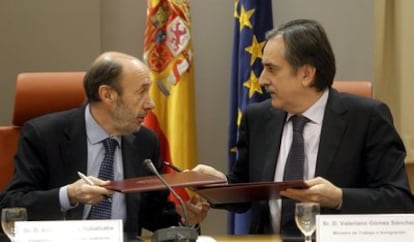 Rubalcaba (izquierda) y Gómez, durante la firma del convenio.