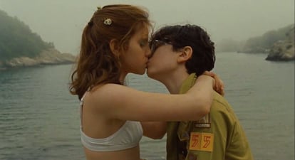 O filme de Wes Anderson está baseado em uma fantasia que ele mesmo teve aos 11 anos, quando se apaixonou pela primeira vez enquanto vivia obcecado com os romances que lia. Os garotos protagonistas, Jared Gilman e Kara Hayward, se sentiram mais impressionados pela visão de uma máquina de escrever, artefato que desconheciam, do que por terem de se beijar. Quando terminou a filmagem, Wes Anderson lhes permitiu ficar com o objeto de cena de que mais gostaram. Hayward optou pelo gatinho do filme e Gilman pela mochila de acampamento que seu personagem usa.