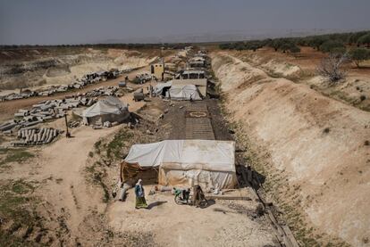 Un campamento de desplazados improvisado sobre las vías del tren cerca del pueblo de Kafr Yahmul. De los 3,5 millones de habitantes de Idlib, más de dos millones son desplazados de otros lugares del país o de la última ofensiva del régimen.